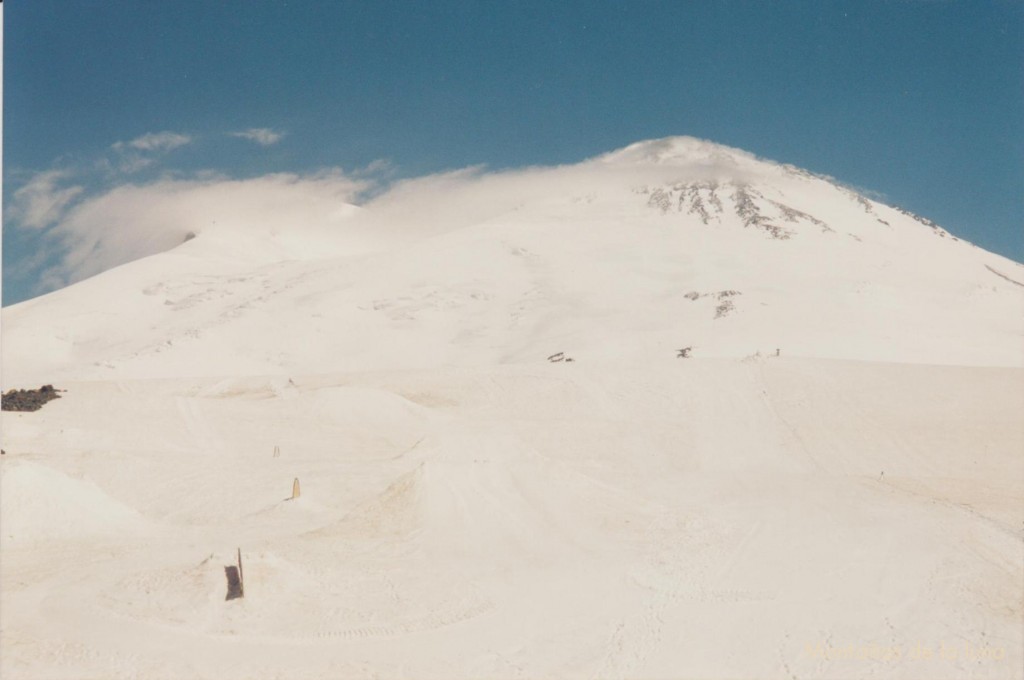 Se va despejando la cima más baja del Elbrus, co las Pastukhov Rocks bajo ella